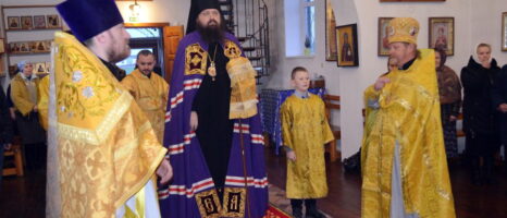Божественная литургия с Преосвященнейшим Амвросием, епископом Светлогорским, викарием Гомельской епархии.
